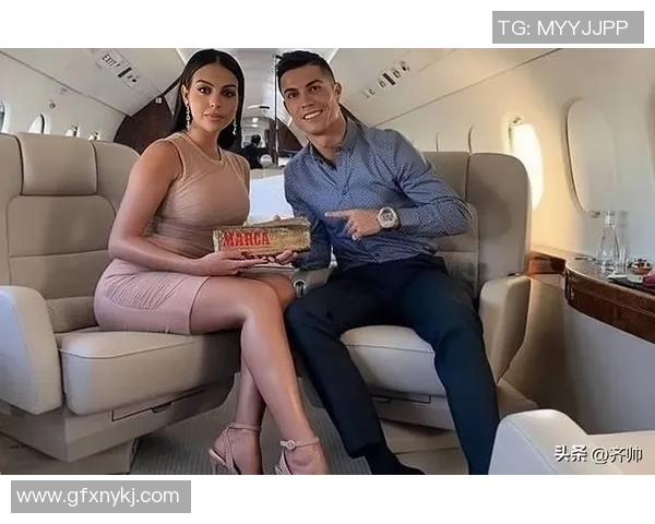 足球明星与女友甜蜜接吻瞬间曝光引发粉丝热议和羡慕