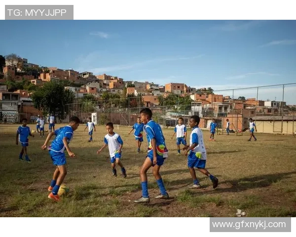 足球明星在绿茵场上的精彩瞬间展现运动魅力与激情的完美结合 足球明星在绿茵场上的精彩瞬间展现运动魅力与激情的完美结合